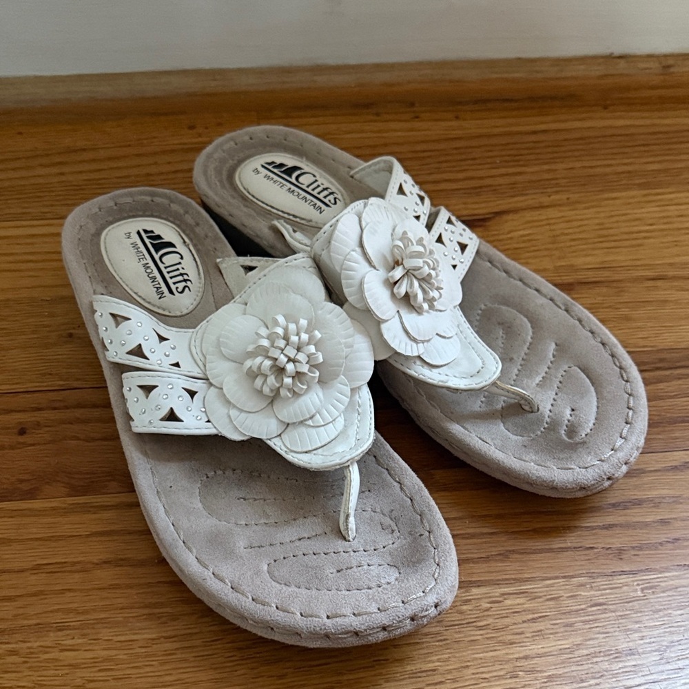 Cliffs by White Mountain White Cynthia Flip Flop Thong Sandals Size 7